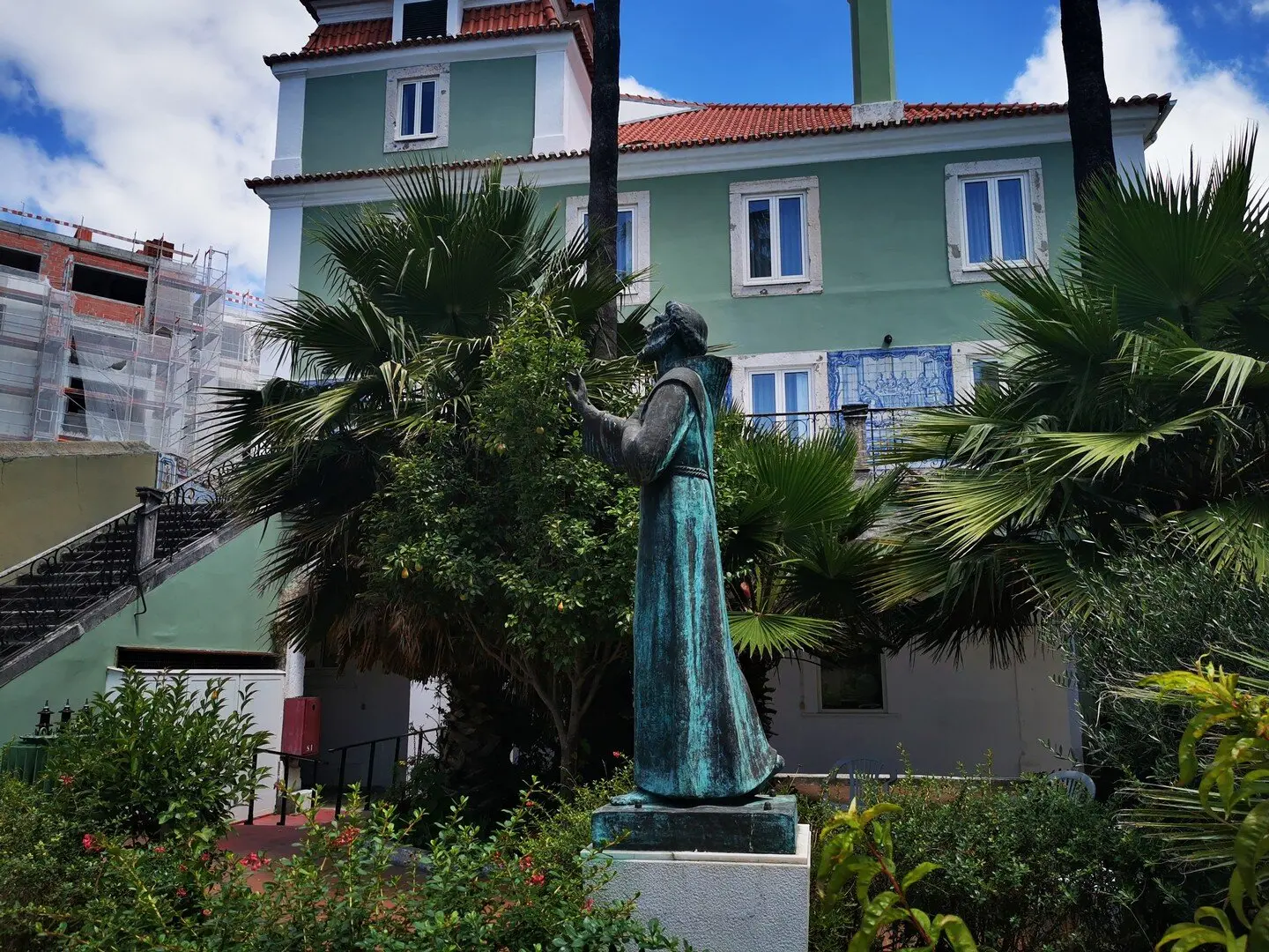 Lar de São Francisco e Residência Palácio dos Guiões Lar de idosos em Lisboa com Cuidados 24h proporciona cuidado integral e personalizado. Lar de São Francisco e Residência Palácio dos Guiões. Espaço exterior da residência